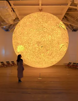 Instalación Helios, de la exposición The Sun and The Moon, en Saatchi Gallery