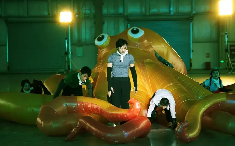 Fotograma d’Asia One (2018), de Cao Fei, una obra de vídeo d’un sol canal