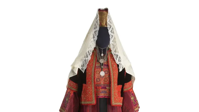 Robe de mariée de Bethléem, brodée, avec une coiffe ornée de pièces de monnaie