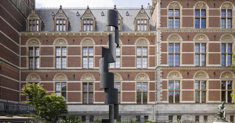 Sculpture de Carel Visser dans les jardins du Rijksmuseum