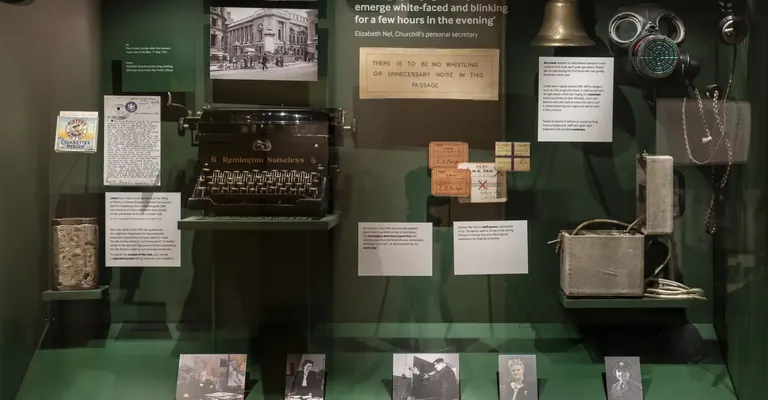 Una exposició que presenta objectes personals i cartes sobre la vida laboral a les Cabinet War Rooms
