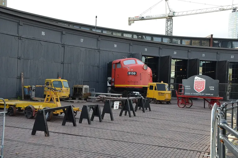 Acceso a las galerías de exposición interiores del Toronto Railway Museum, en el John Street Roundhouse