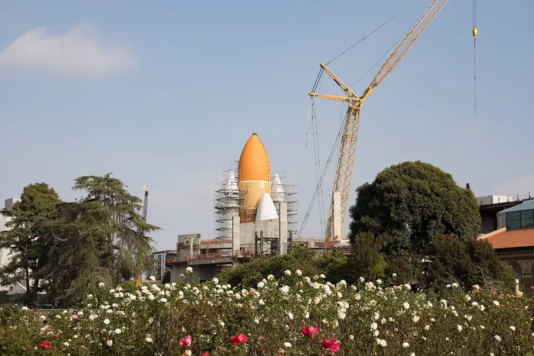 La llançadora espacial Endeavour, acoblada al dipòsit extern i als coets acceleradors sòlids, queda tancada dins el Samuel Oschin Air and Space Center, encara en construcció