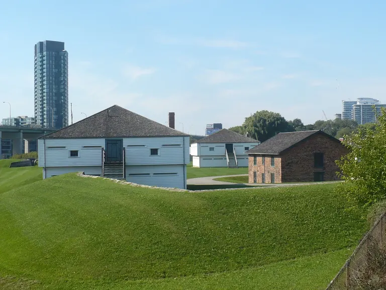 Bloc fortificat oriental de Fort York, amb un segon bloc fortificat al darrere