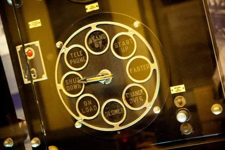 Interior del London Transport Museum, amb vehicles històrics exposats
