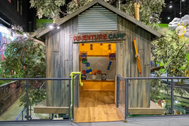معرض Adventure Camp، وفيه بيت شجري داخلي، بمتحف Please Touch