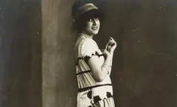 Wiener Werkstätte / Wilhelm Willinger، فستان صمّمه Eduard Wimmer-Wisgrill عام 1919