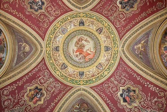 سقف جصي مزخرف بلوحات جدارية في قاعات Nibelungen Halls، في Munich Residenz
