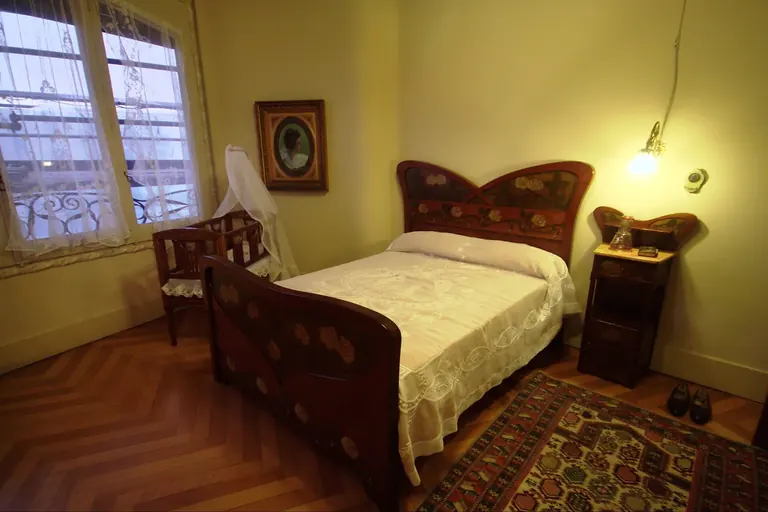 Period bedroom in the apartment at Casa Milà