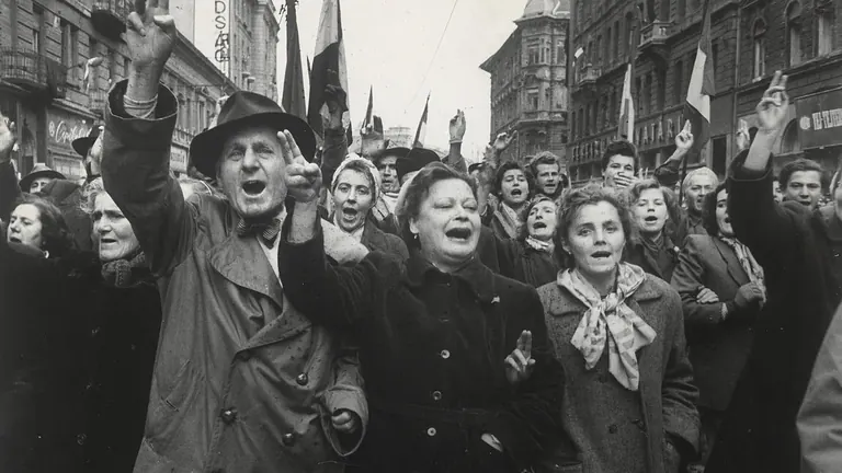 صورة فوتوغرافية بالأبيض والأسود لحشد يهتف في أحد شوارع بودابست، أكتوبر 1956