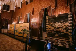 Japońskie wyroby z laki i artefakty wystawione w Sali Tronowej Pałacu Królewskiego w Amsterdamie