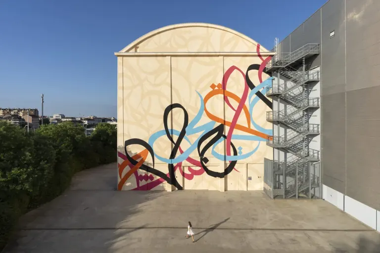 eL Seed, Waves Only Exist Because the Wind Blows, 2024, על ה-Cubo ב-Pirelli HangarBicocca