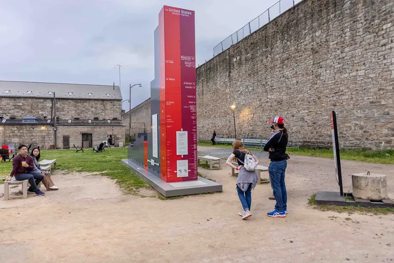 Besucher im Eastern State betrachten The Big Graph, eine große Skulptur, die die Inhaftierungsrate in den USA im Verlauf der Jahrzehnte zeigt.