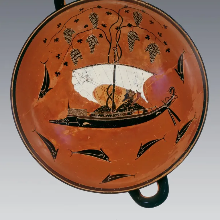 Vitrine de vases grecs antiques et d’antiquités de petit format dans les State Collections of Antiquities