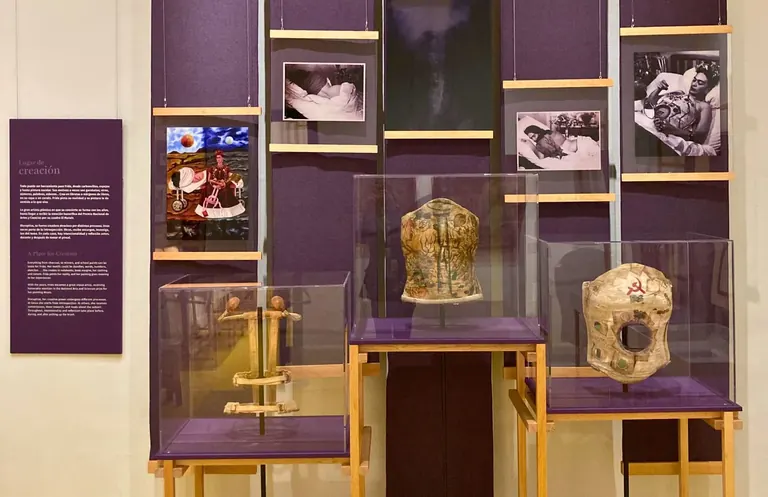 Vue de l’exposition Un lugar lleno de lugares au Museo Frida Kahlo