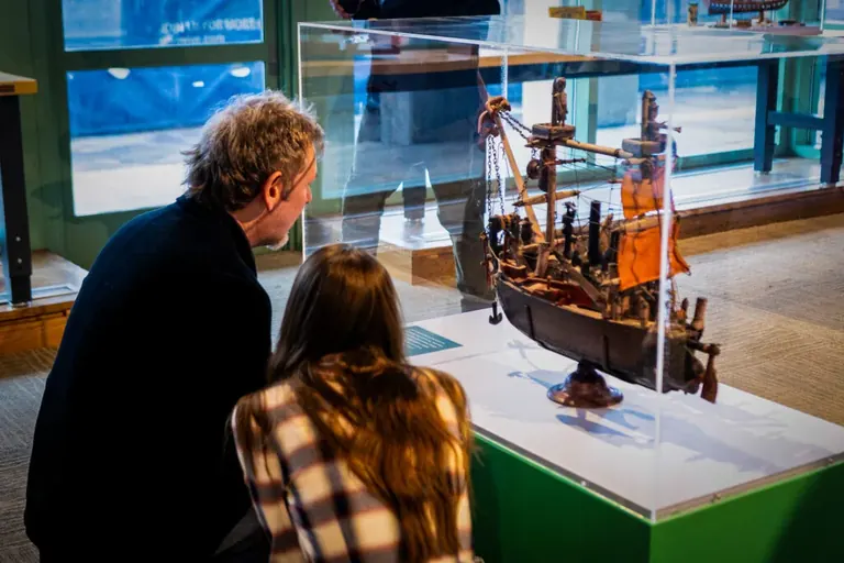 Maquettes de navires exposées dans Small but mighty!