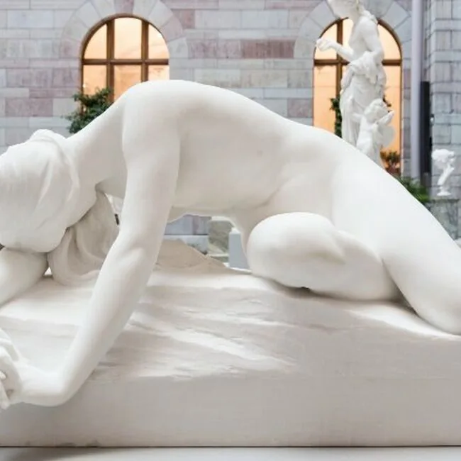 Sculpture en marbre d’une figure allongée dans la cour des sculptures