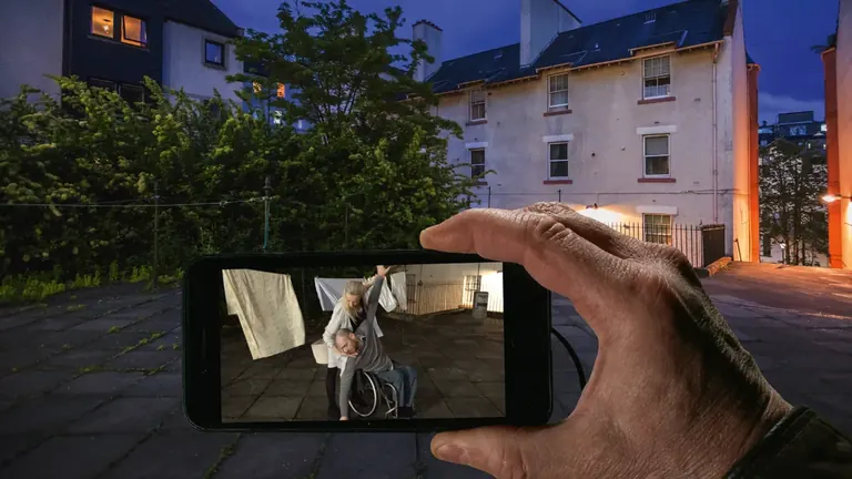 Image extraite de Night Walk for Edinburgh, de Janet Cardiff et George Bures Miller