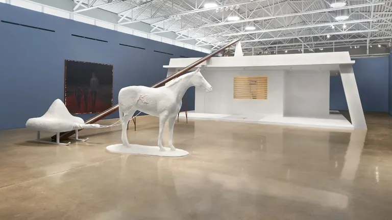 Vista de la instal·lació d’Enrique Martínez Celaya: el sextant al Wende Museum (Enrique Martínez Celaya: The Sextant)