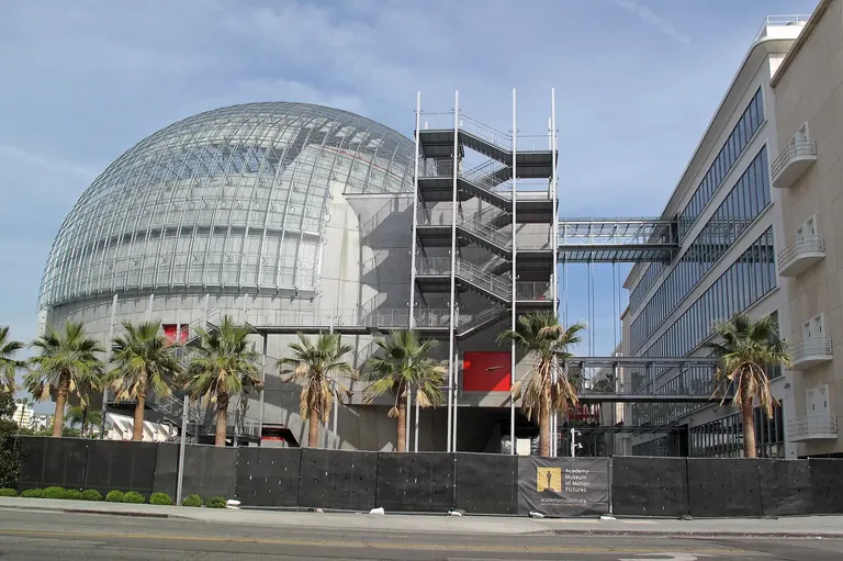 Extension sphérique du Geffen Theater de l’Academy Museum, à côté du Saban Building restauré, sur Wilshire Boulevard