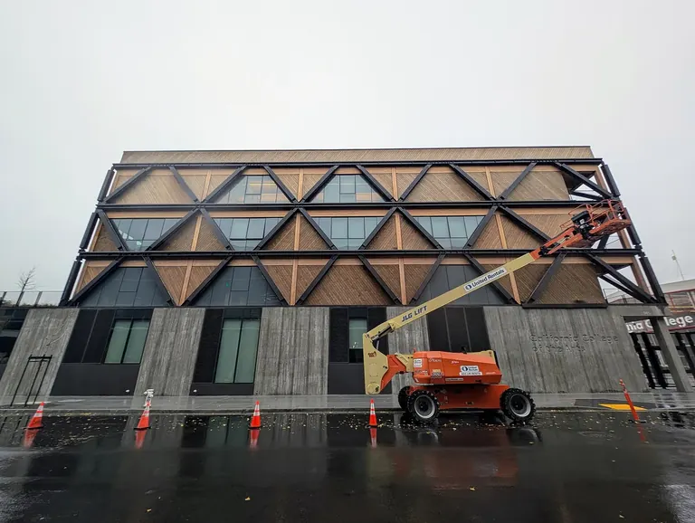 Le Simpson Family Makers Building, sur le campus de Hooper Street du California College of the Arts à San Francisco, qui abrite le CCA Wattis Institute
