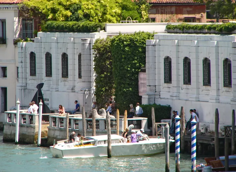 Palazzo Venier dei Leoni, qui abrite la Peggy Guggenheim Collection, vu depuis le Grand Canal à Venise