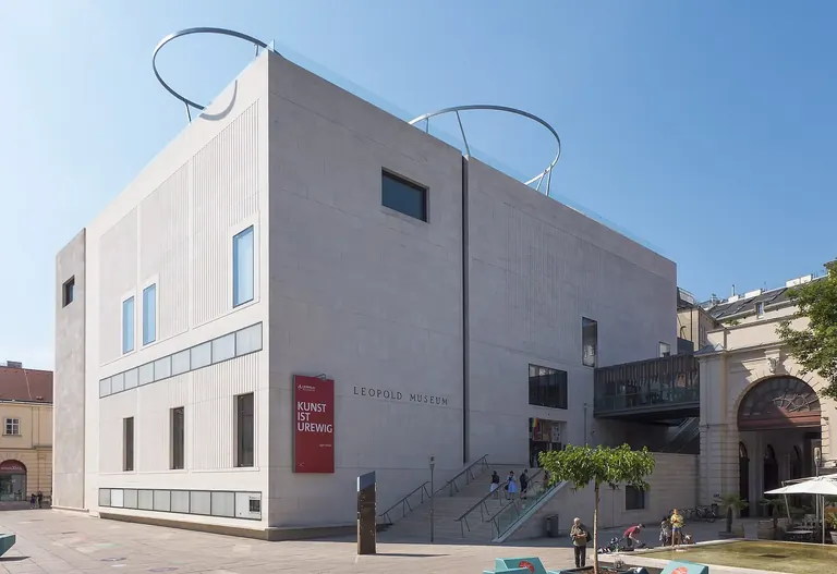 الواجهة الرئيسية لـ Leopold Museum في MuseumsQuartier، فيينا