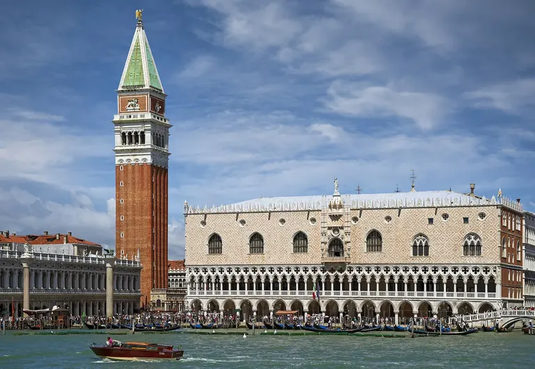 La façade gothique du palais des Doges sur le front de mer de Venise, avec le campanile de Saint-Marc en arrière-plan