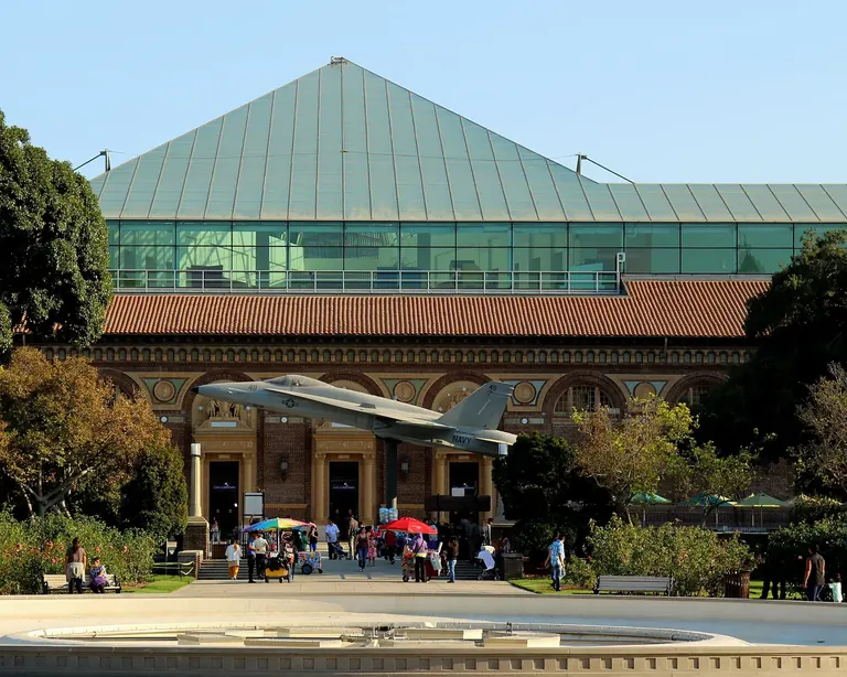 Extérieur du bâtiment du California Science Center, dans Exposition Park, à Los Angeles
