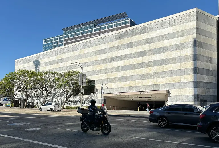 Extérieur du Hammer Museum, sur Wilshire Boulevard, à Westwood, Los Angeles