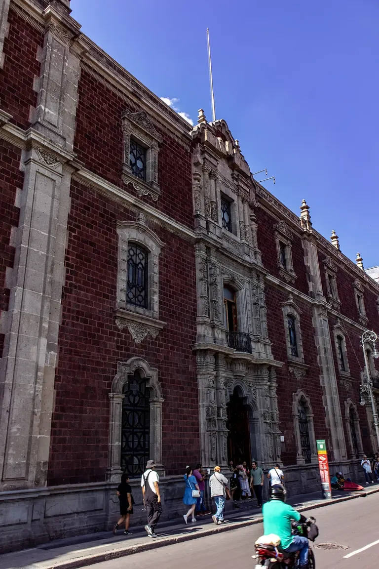 Façade baroque en pierre de l’Antiguo Colegio de San Ildefonso, dans le centre historique de Mexico