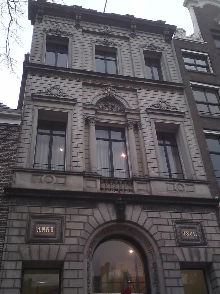 Façade d’une maison de canal du XIXe siècle du Foam Fotografiemuseum Amsterdam, au 609 Keizersgracht