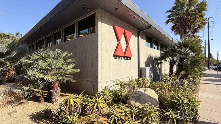 Extérieur du Wende Museum, installé dans une ancienne armurerie de la Garde nationale américaine datant de 1949, à Culver City, en Californie