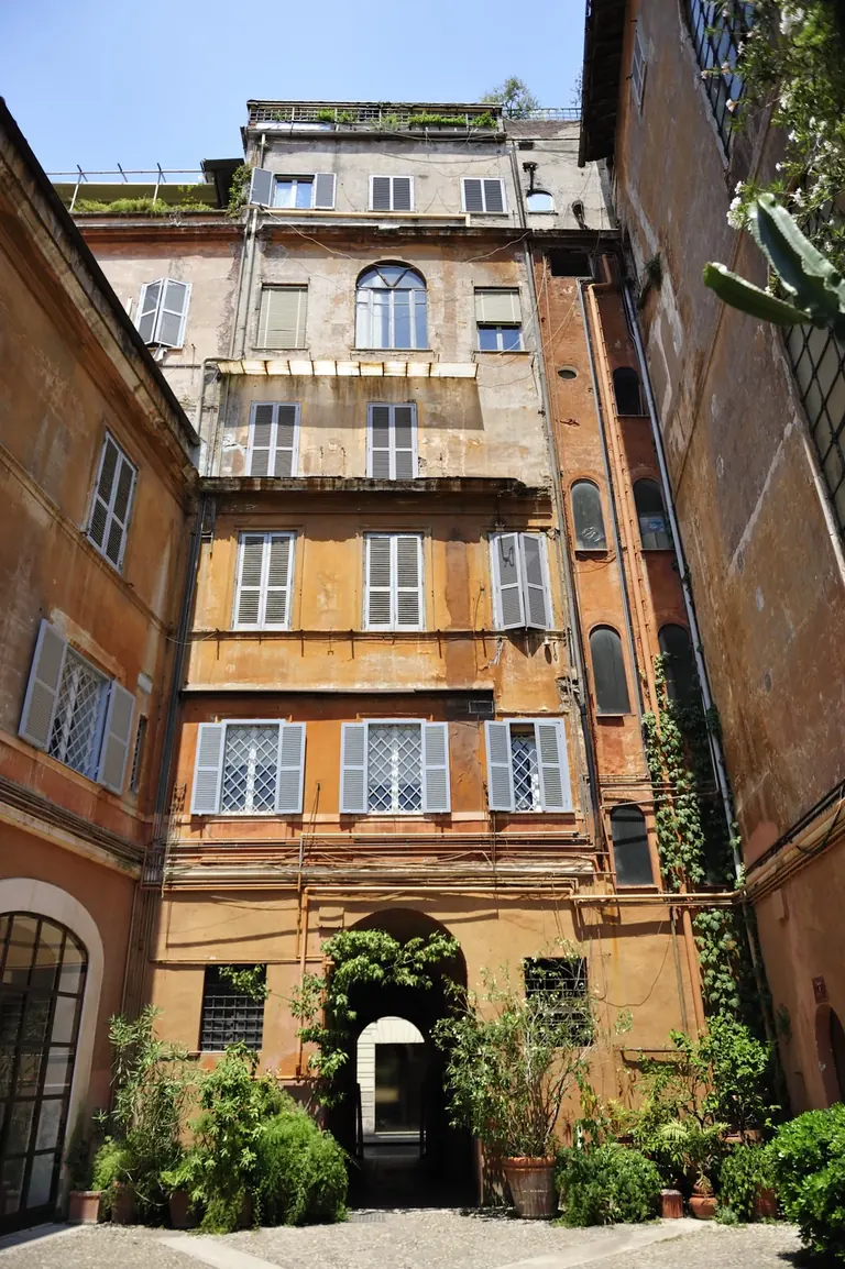 Façade de la Scuderie di Palazzo Ruspoli, au 56 Via della Fontanella Borghese, qui abrite la Fondazione Memmo, à Rome