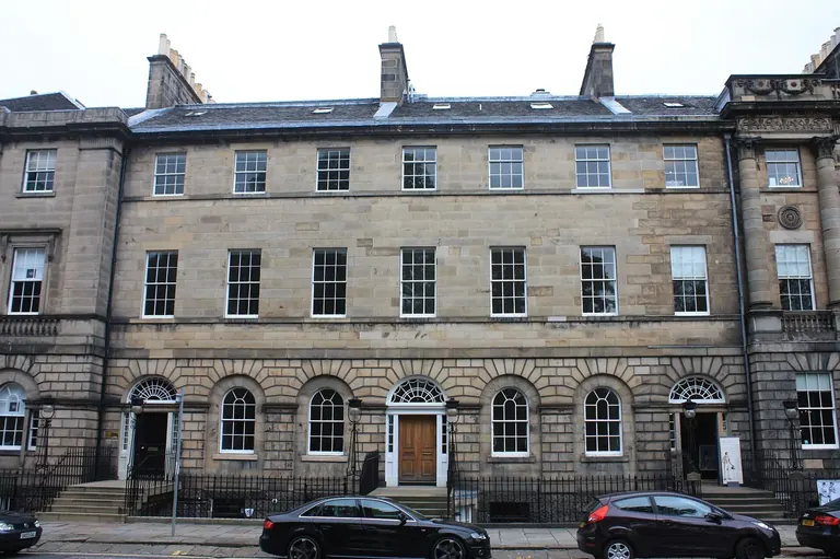 La façade conçue par Robert Adam des numéros 7, 8 et 9 de Charlotte Square, à Édimbourg, qui abrite Georgian House