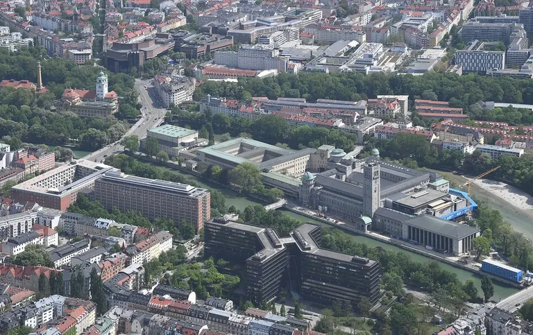 Vue aérienne du Deutsches Museum, sur son île de l’Isar, à Munich