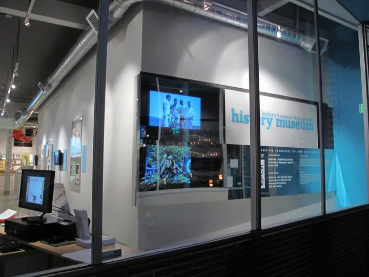 Le GLBT History Museum, sur 18th Street, dans le Castro, vu de nuit à travers ses fenêtres