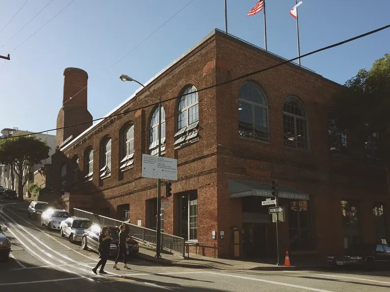 Façade en brique de la remise et de la centrale du téléphérique de Washington/Mason, datant de 1887 et abritant le San Francisco Cable Car Museum