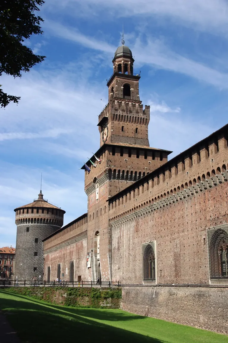 Le Castello Sforzesco à Milan, avec la tour du Filarete