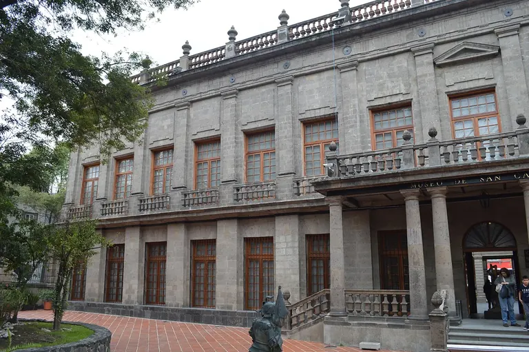 Façade néoclassique du Palacio del Conde de Buenavista, qui abrite le Museo Nacional de San Carlos, à Mexico