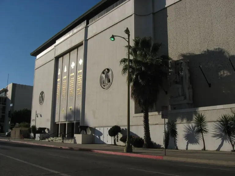 Extérieur de l’ancien temple maçonnique du rite écossais, en marbre et en travertin, sur Wilshire Boulevard, aujourd’hui Marciano Art Foundation