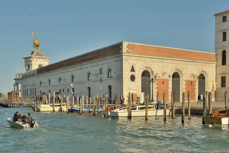 La douane de Punta della Dogana à l’extrémité de Dorsoduro, vue depuis le Grand Canal, à Venise