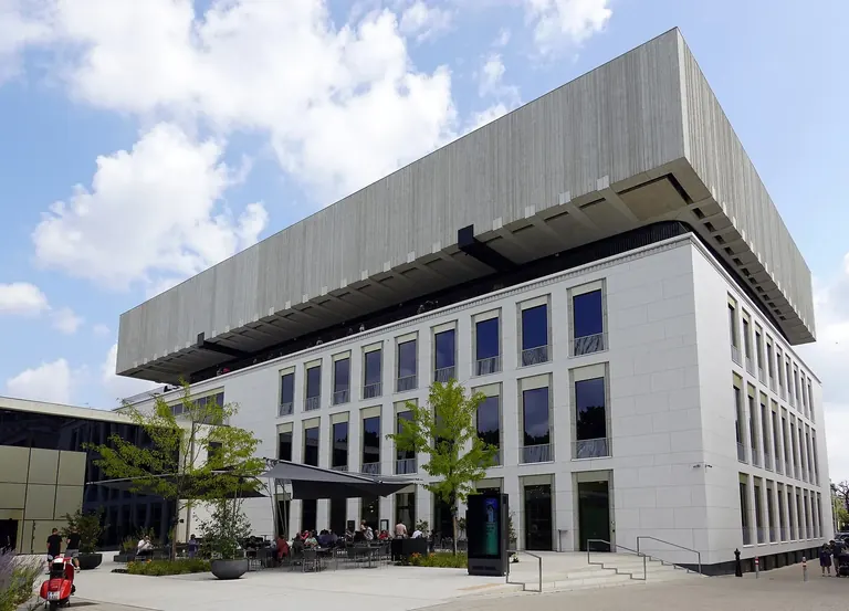 متحف فيينا بعد تجديده في Karlsplatz، فيينا، مع توسعة على السطح
