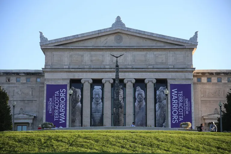 La façade néoclassique en marbre du Field Museum de Chicago, vue depuis le Museum Campus, au bord du lac