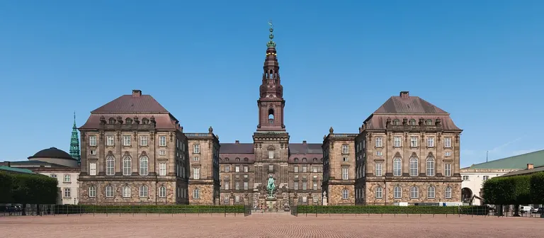 Το ανάκτορο Christiansborg στο Slotsholmen της Κοπεγχάγης, με τον πύργο του