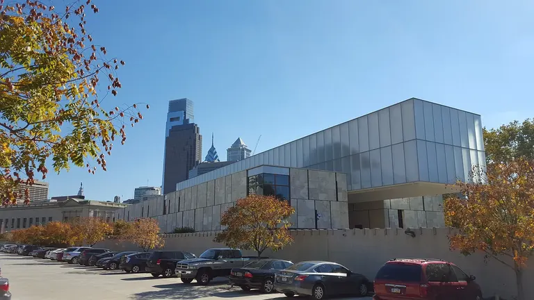 Façade de la Barnes Foundation sur Benjamin Franklin Parkway, à Philadelphie