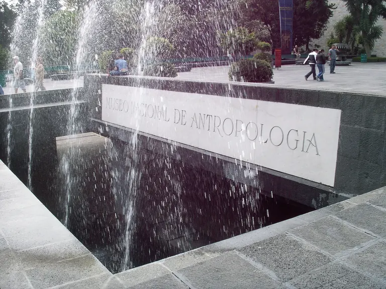 Extérieur du Museo Nacional de Antropología, dans le parc de Chapultepec, à Mexico