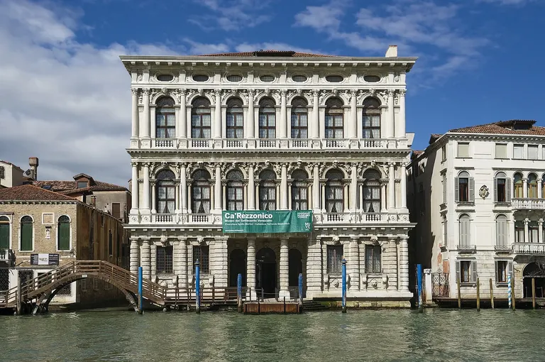 La façade en pierre blanche de Ca' Rezzonico sur le Grand Canal, à Venise