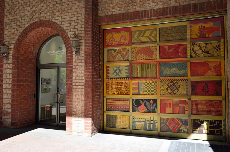 Vue extérieure du Textile Museum of Canada sur Centre Avenue, à Toronto