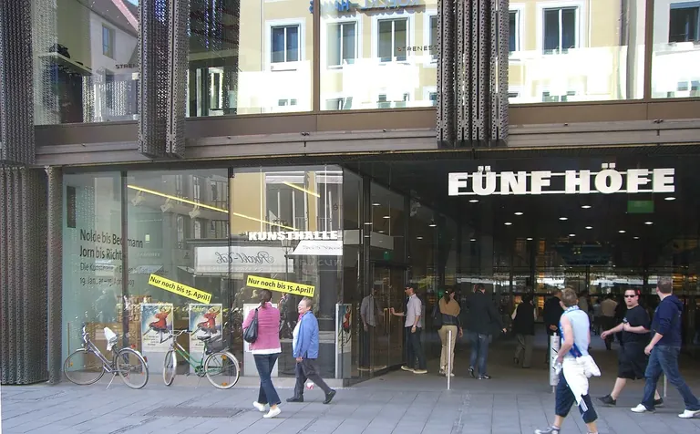 Entrée extérieure de la Kunsthalle München, dans les Fünf Höfe, sur la Theatinerstraße